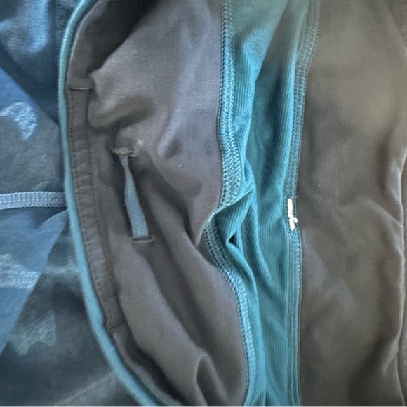 Women Lululemon Size 4 Blue Camo Shorts 2" Inseam Inner Pocket Yoga Exer… - Picture 9 of 12